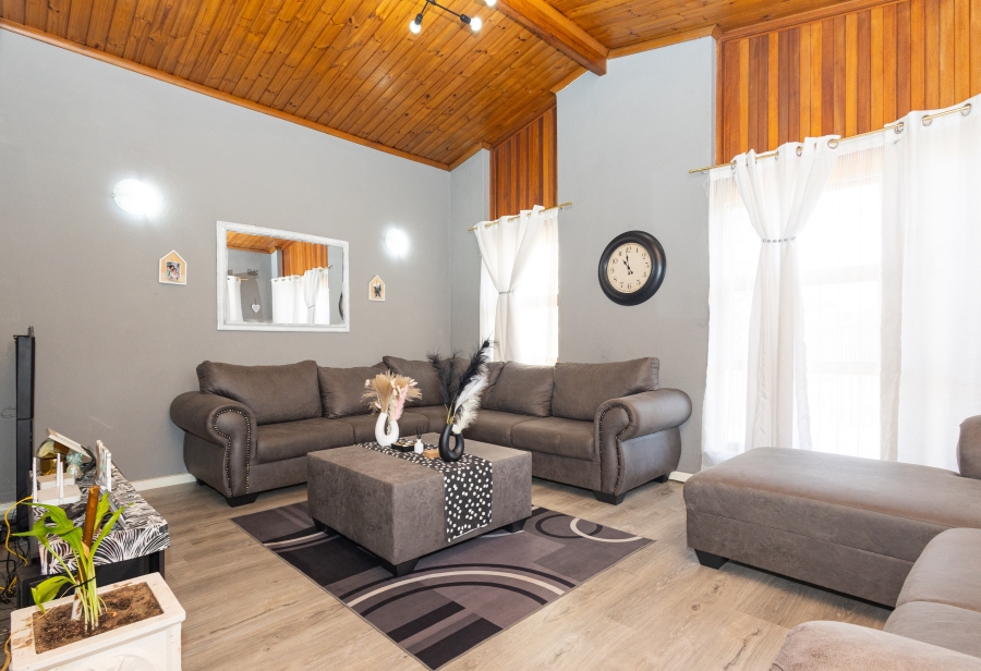 3 Bedroom Property for Sale in Peerless Park West Western Cape